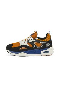 Baskets noires et orange avec des textures en maille et en suede, lacets blancs, accents bleus et une épaisse semelle blanche ; présente le logo PUMA.
