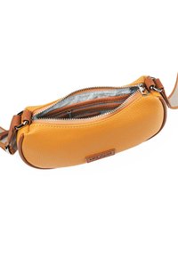 Bolso crossbody de piel amarilla con acabado texturizado, cierre con cremallera y acentos marrones. El interior cuenta con múltiples compartimentos con un forro estampado.