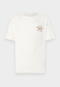 Hvit bomulls-T-skjorte med korte ermer med en liten trykt logo av en hotdog og tekst som sier "LIL GLIZZY’S HOT DOG HUT."