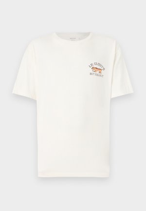 Hvit bomulls-T-skjorte med korte ermer med en liten trykt logo av en hotdog og tekst som sier "LIL GLIZZY’S HOT DOG HUT."