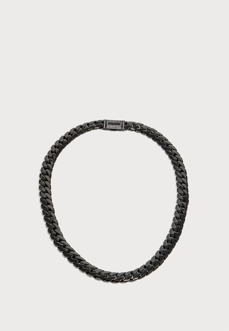 Collier chaîne en acier inoxydable noir avec un fermoir rectangulaire orné de petites pierres noires, présenté sur un fond clair.