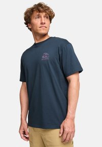Camiseta de algodón azul marino con un pequeño logo gráfico en rosa en el pecho, mangas cortas y un cuello redondo clásico.
