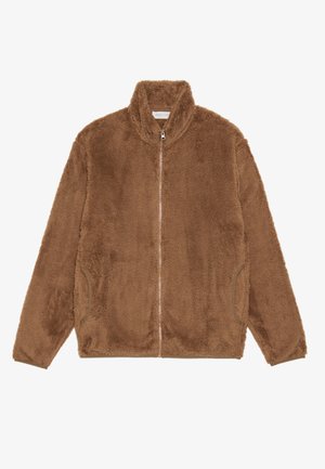 Braune, flauschige Fleecejacke mit hohem Kragen, Frontreißverschluss und seitlichen Taschen. Weiche Textur; lockere Passform; minimalistisches Design.