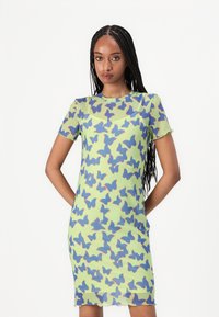 Robe à manches courtes en tissu vert clair avec un motif de papillons bleus à contours rouges, silhouette ajustée et coupe genou.