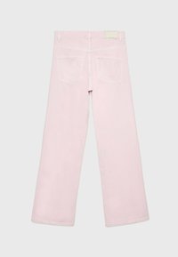 Jeans à jambes larges rose clair vus de dos, avec deux poches arrière, passants de ceinture et une étiquette claire à la taille.