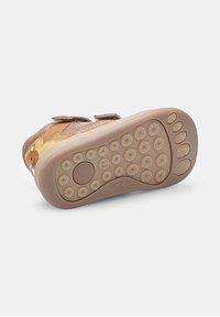 Scarpa da bambino marrone con disegno di animale, due lacci in velcro e suola testurizzata etichettata "OCTO-GRIP" e taglia 22, su sfondo bianco.