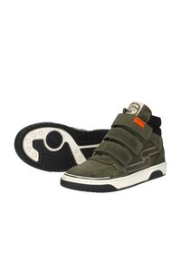 Olijfgroene suède hoogtop sneakers met drie klittenbandsluitingen, een witte rubberen zool en zwarte accenten. Voorzien van een logo patch op de tong.