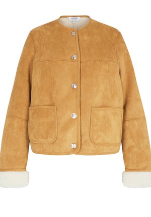 Tansuède jack met een ronde halslijn, voorzakken en zilveren knopen. Beschikt over fleece-voering in de manchetten voor extra warmte.