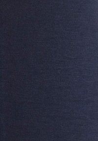 Temno modra rebrasta tkanina z gladko teksturo, ki prikazuje dosleden vzorec brez vidnih šivov ali okrasnih elementov.