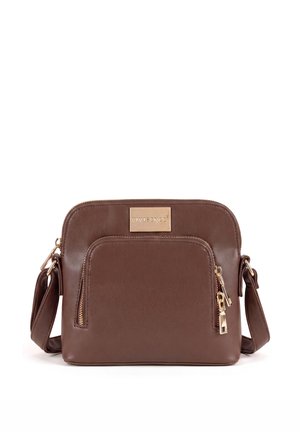 Bruine leren crossbodytas met voorvak met rits, verstelbare schouderriem en gouden metalen logoplaat en ritstrekkers.