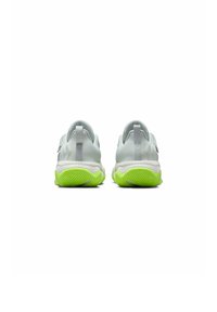 Zapatillas deportivas blancas con una parte superior texturizada en gris y una suela vibrante en verde. Presentan un collar acolchado y una tira de agarre para facilitar su uso.