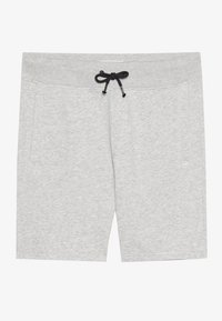 Shorts in felpa grigia chiara realizzati in tessuto soffice, con vita elasticizzata e cordino nero, e due tasche laterali.