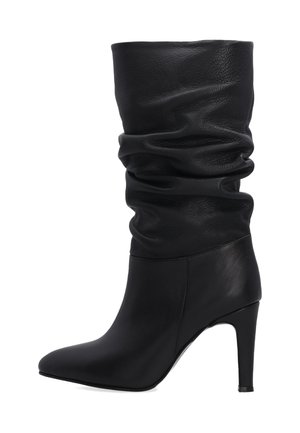 Zwarte leren haklaars met een slouchy ontwerp. Heeft een spitse neus en een hoge stilettohak. Gelaagd leer zorgt voor een gladde uitstraling.