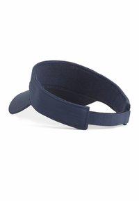 Marineblauwe stof sportvizier met een gebogen rand en een verstelbare klittenbandsluiting, van binnenuit getoond tegen een witte achtergrond.