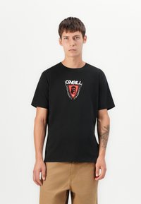 Sort bomulds T-shirt med et iøjnefaldende rødt og hvidt grafisk logo på brystet, korte ærmer og en afslappet pasform.