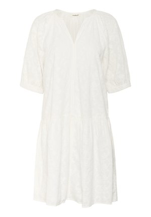 Bílé šaty vyrobené z texturované látky, se V-výstřihem, krátkými nabíranými rukávy a rozšířenou sukní. Celoplošný jemný květinový vzor.
