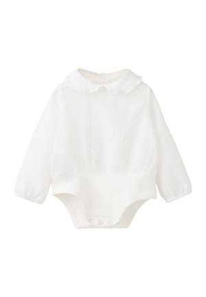Body bébé blanc à manches longues en tissu texturé, col Peter Pan et pressions à l’entrejambe pour la fermeture.