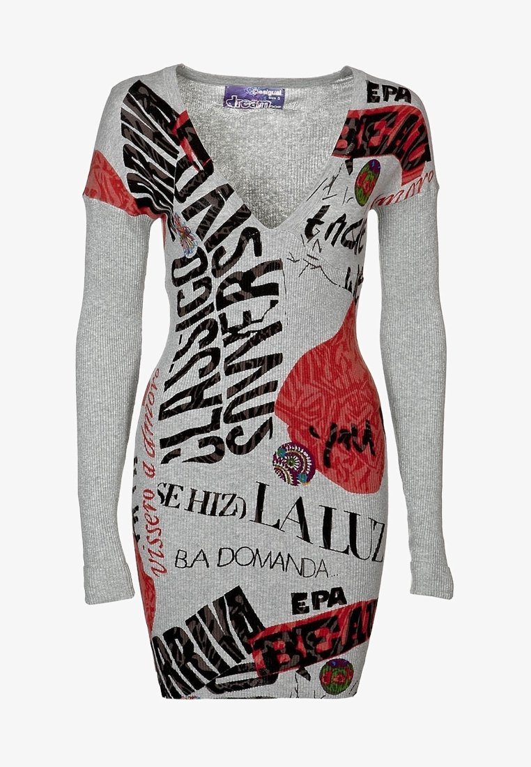 Robe en maille grise à manches longues avec des formes abstraites rouges et des motifs graphiques avec du texte en gras noir, rouge et blanc partout.