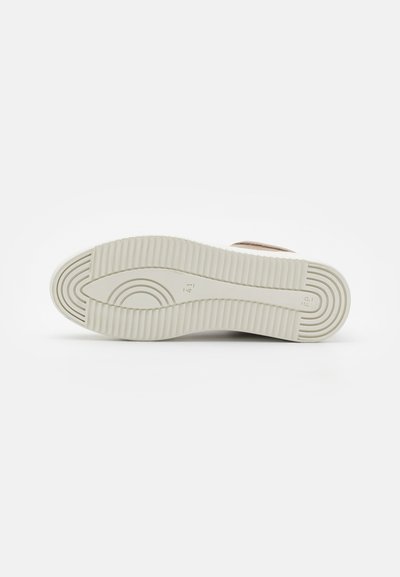 Világos színű sneaker talp hullámmintával, textúrázott barázdákkal a tapadás érdekében. A dizájn egyszerű és funkcionális.