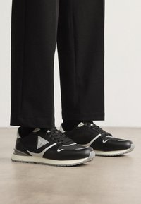 ISLAND - Sneaker low - black/grey