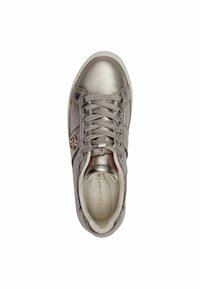 Sneaker grigio metallico con punta tonda, design con lacci, colletto imbottito e accenti testurizzati. Il marchio è visibile sulla soletta.