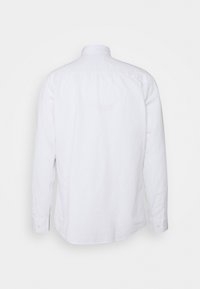 Camicia bianca a maniche lunghe in tessuto di cotone con colletto alla francese; presenta polsini abbottonati e un orlo curvo sul retro.
