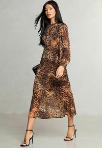 Lipsy PETITE FIT - PRINTED LONG SLEEVE - Dienas kleita - natural