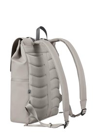 Zaino grigio multi-texture con lato imbottito, parte superiore liscia, spallacci regolabili e dettagli in metallo. Presenta una tasca con zip sul lato.