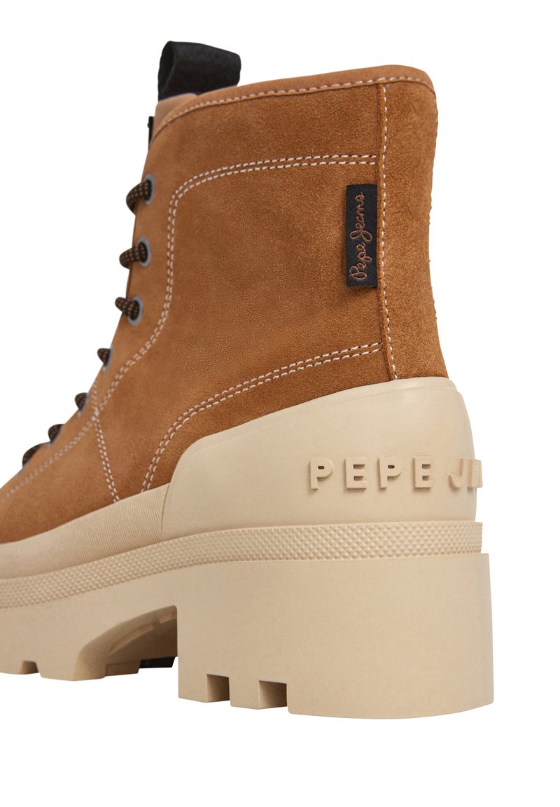 Brązowy zamszowy botek za kostkę z grubą beżową podeszwą, z sznurowanym wzorem i metką marki "Pepe Jeans" na boku.