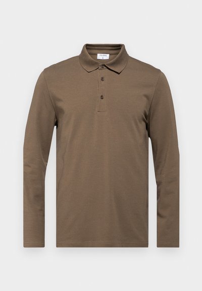 Polo majica s dugim rukavima, smeđe boje, izrađena od mekanog materijala, s klasičnim ovratnikom, tri dugmeta i suptilnim detaljima šavova.