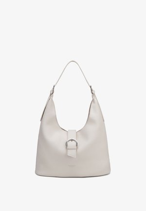 Sac à bandoulière en cuir couleur crème avec un dessus incurvé, une fermeture à boucle argentée et une seule sangle réglable.