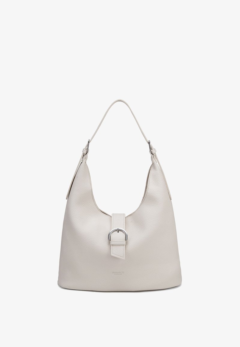 Sac à bandoulière en cuir couleur crème avec un dessus incurvé, une fermeture à boucle argentée et une seule sangle réglable.