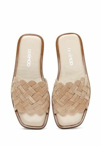 Beige mockaläder mules med ett vävt överdesign och fyrkantiga tår. Slät krämfärgad innersula och träsula. Varumärkesnamn tryckt i silver.
