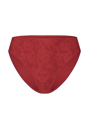 Červené bikiny s hladkým povrchem, vysokým pasem a jemným vzorem. Šití podél okrajů, žádné další ozdoby.