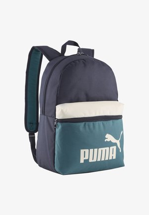 Sac à dos Puma bleu foncé et vert sarcelle avec poche avant blanche et logo Puma, bretelles rembourrées et poignée supérieure.