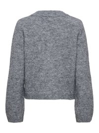 Maglione grigio lavorato a maglia con design corto, scollo rotondo e maniche lunghe a sbuffo. Texture morbida e motivo sottile su tutta la superficie.