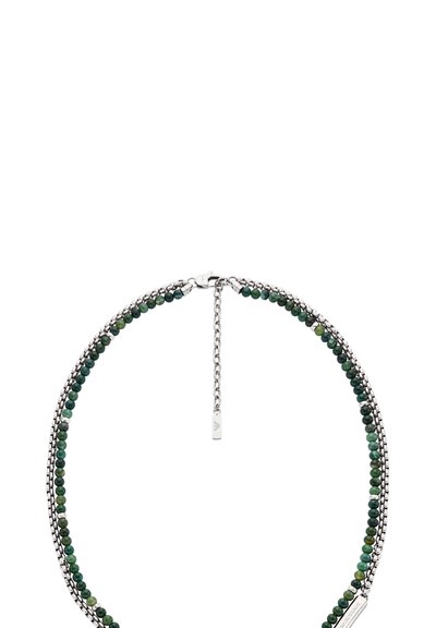 Collier multicolore de perles aux tons verts, entrecoupé de maillons de chaîne en argent et d'une petite plaque métallique. Dispose d'un fermoir et d'une chaîne d'extension.