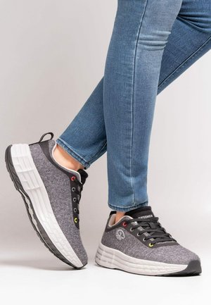 Graue Sneakers mit einer strukturierten Oberfläche, weißer gepolsterter Sohle und schwarzen Akzenten. Verfügt über bunte Ösen und ein Logo an der Seite.