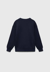 Felpa blu navy con scollatura rotonda, maniche lunghe a raglan e polsini e orlo a coste. Tessuto morbido con una texture liscia.