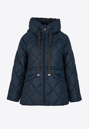 Marineblauwe gewatteerde pufferjack met een hoge kraag, twee voorzakken, zwarte trekkoorden en een ritsafsluiting. Textuurafwerking met diamantpatroon.
