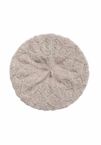 Virkat baret i mjukt ljusbeige med intrikat spetsmönster och rund form, med en liten knutdetalj i mitten.