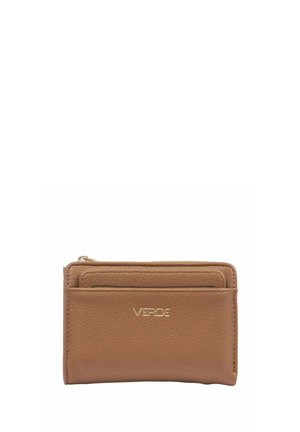 Portafoglio compatto in pelle marrone con tasca esterna e cerniera dorata, con "VERDE" impresso in oro sul davanti.