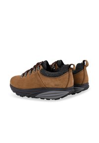 Scarpe da trekking in suede marrone con accenti in tessuto grigio, dotate di occhielli in metallo e una suola in gomma nera imbottita per maggiore aderenza e comfort.