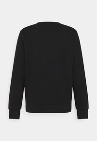 Černá mikina, kulatý výstřih, dlouhé rukávy, žebrované manžety a spodní lem, měkká textura, hladká tkanina, minimalistický design, žádná viditelná loga nebo vzory.