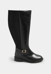 Polvisukuiset mustat saappaat, joissa on kiiltävä nahkapinta, tekstuurilla varustettu musta kangaspaneeli ja kultainen solki nilkkaremmeessä.