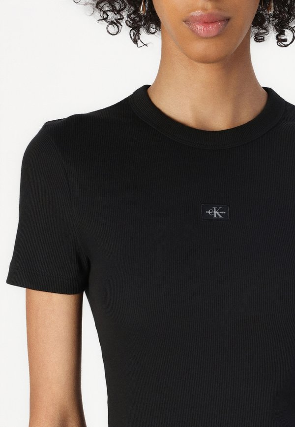 LABEL FITTED TEE - Basic T-shirt3