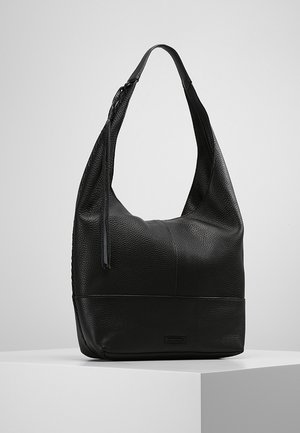 Černá kožená kabelka ve stylu hobo s texturovaným povrchem, širokým ramenním popruhem a zipovým uzávěrem. Má pevné dno a minimalistické kovové doplňky.