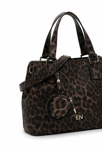 Tasche mit Leopardenmuster aus strukturiertem Leder, mit zwei Griffen, einem abnehmbaren Gurt und einer kreisförmigen, mit Reißverschluss versehenen Tasche mit goldenen Beschlägen.