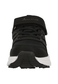 Schwarzer Sportschuh mit schwarzen Schnürsenkeln und einem Klettverschlussriemen mit der Aufschrift "Whistler". Er verfügt über eine weiße Sohle und eine rutschfeste Außensohle, Vorderansicht.