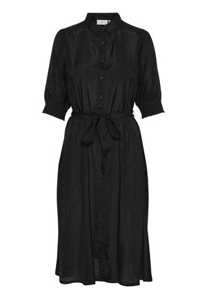 Vestido negro hecho de una tela suave, con un cierre frontal de botones, mangas abullonadas y un cinturón atado en la cintura. De longitud media con una falda fluida.